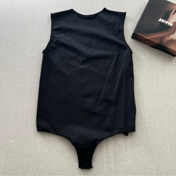 SKIMS Essential Crewneck Sleeveless Bodysuit - Picture 6 of 9